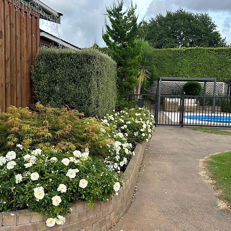 Rustling Oaks Nz Boho Pool House Hotel Cambridge Exterior foto