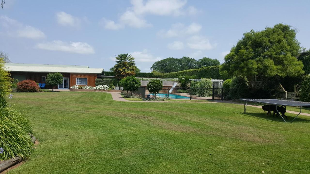 Rustling Oaks Nz Boho Pool House Hotel Cambridge Exterior foto