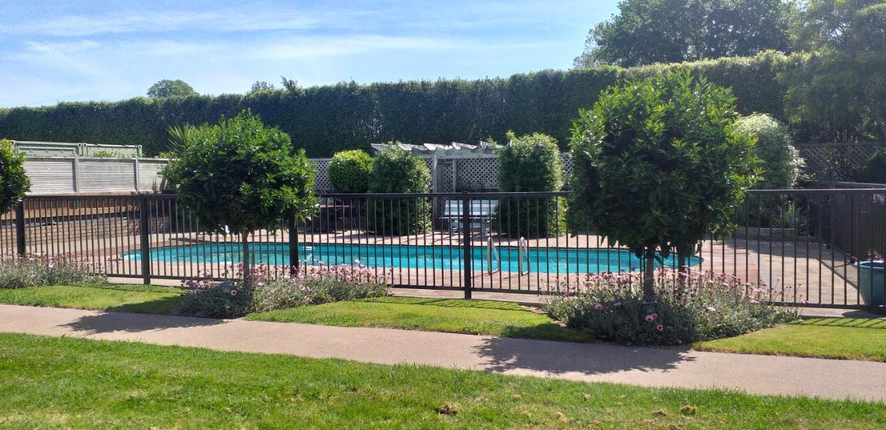 Rustling Oaks Nz Boho Pool House Hotel Cambridge Exterior foto